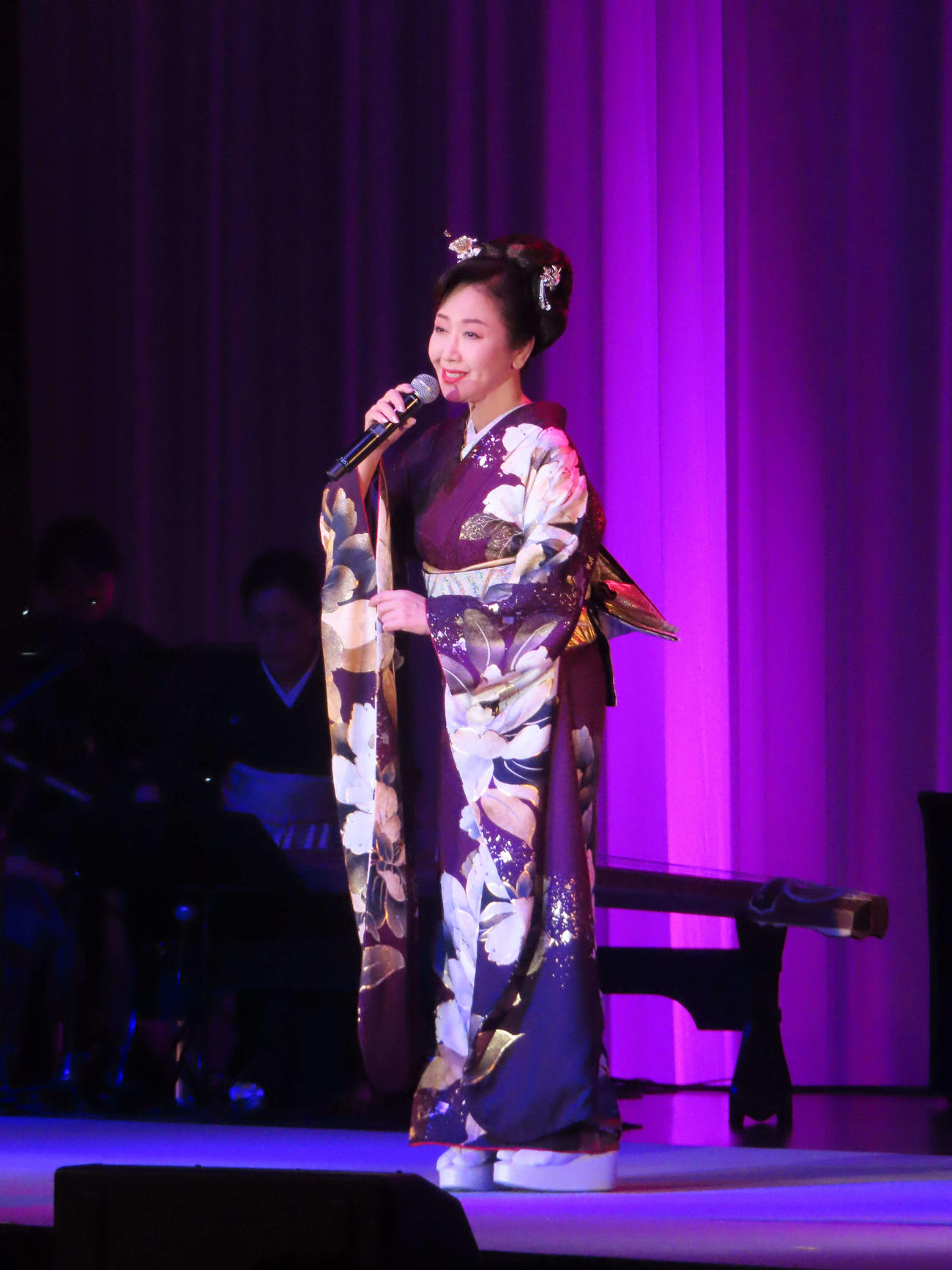 「第二回　和心祭～和気愛愛～」で熱唱する伍代夏子