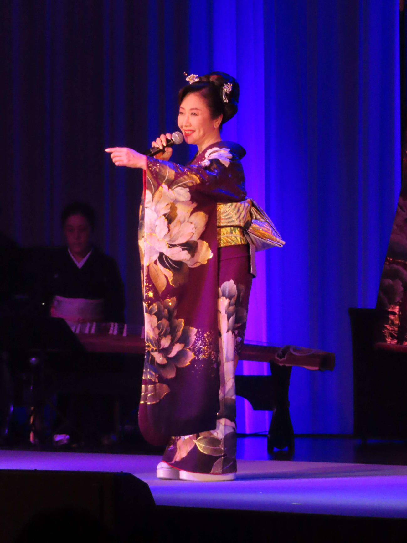 「第二回　和心祭～和気愛愛～」で熱唱する伍代夏子