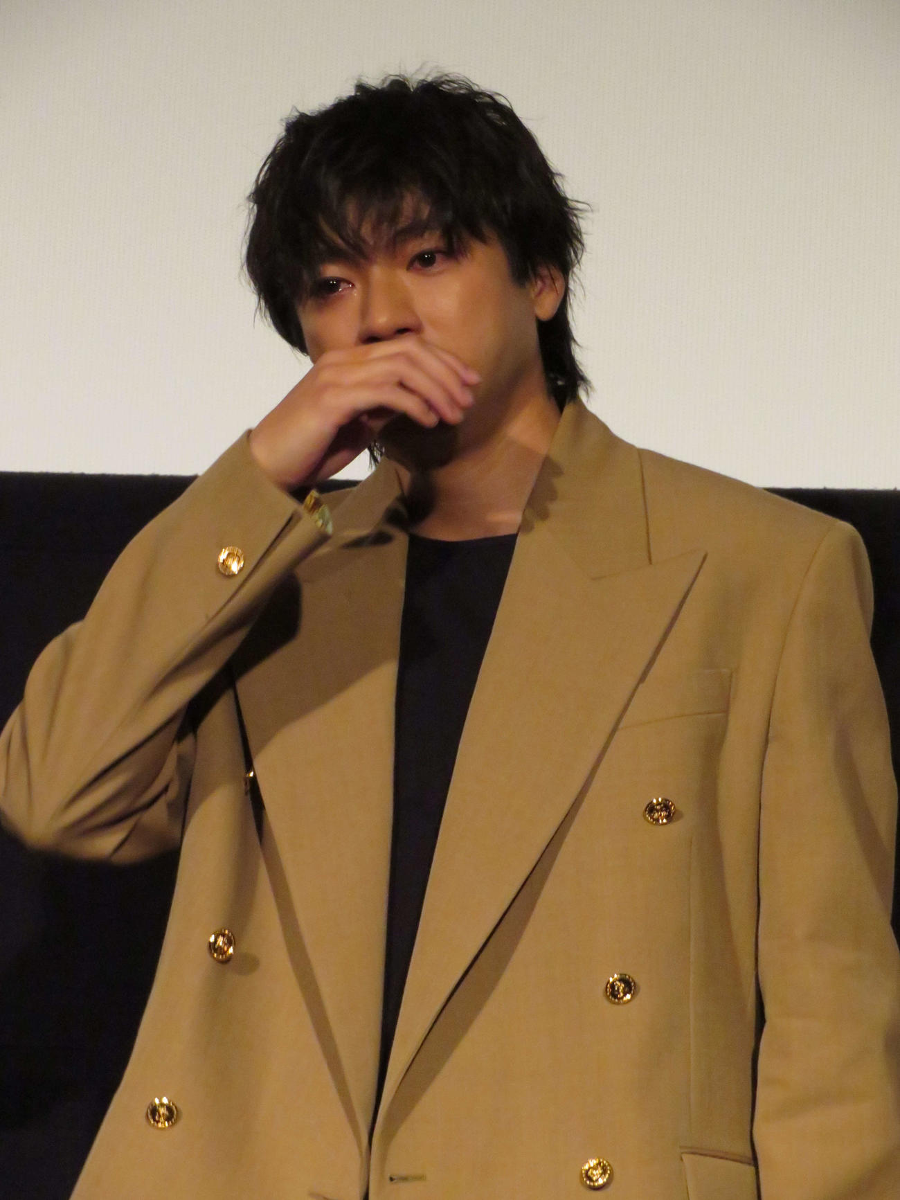 映画「木の上の軍隊」公開記念舞台あいさつ
で涙する山田裕貴（撮影・村上幸将）