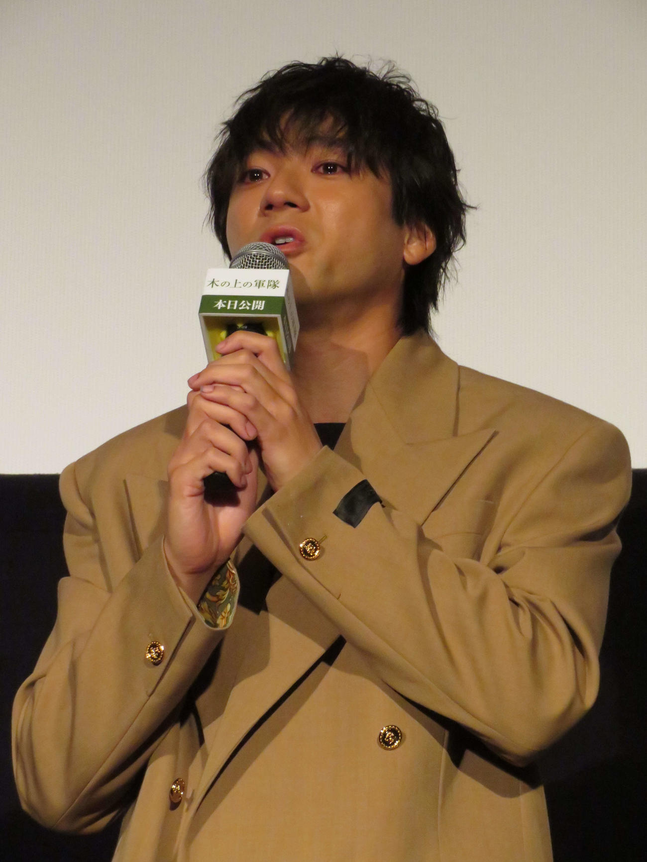 映画「木の上の軍隊」公開記念舞台あいさつ
で涙する山田裕貴（撮影・村上幸将）