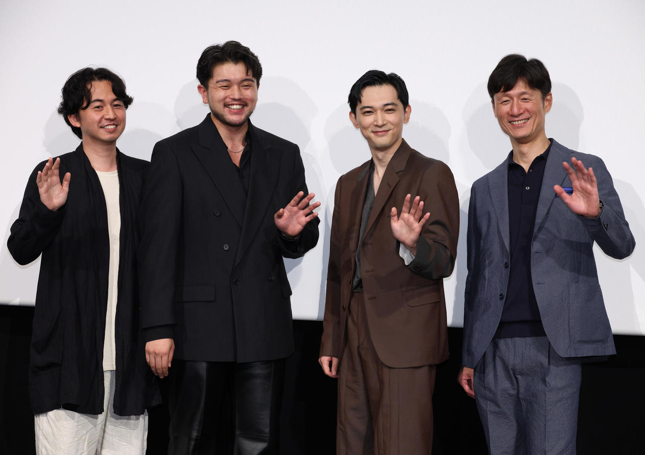 映画「国宝」舞台あいさつを行う、左から原摩利彦氏、King Gnuの井口理、吉沢亮、李相日監督（撮影・中島郁夫）