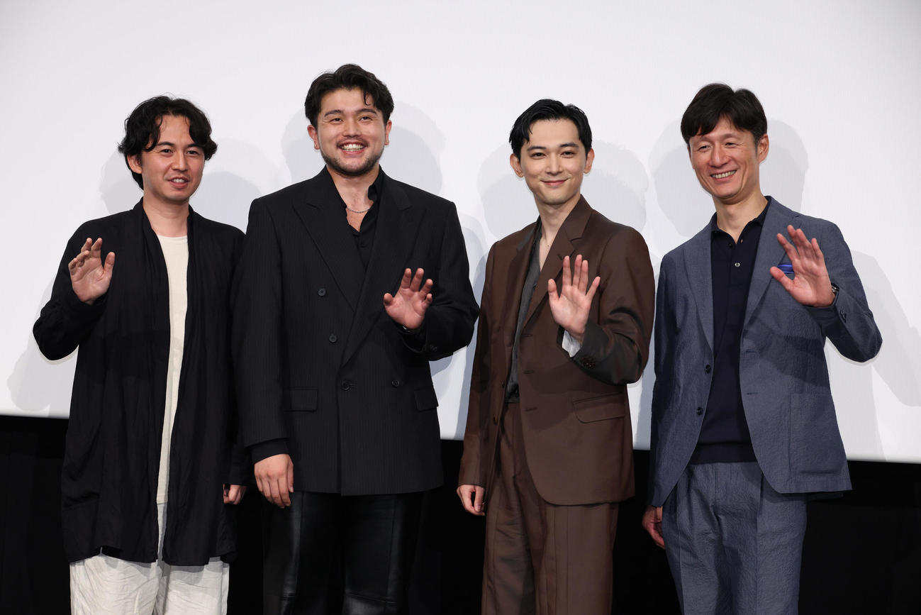 映画「国宝」舞台あいさつを行う、左から原摩利彦氏、King Gnuの井口理、吉沢亮、李相日監督（撮影・中島郁夫）
