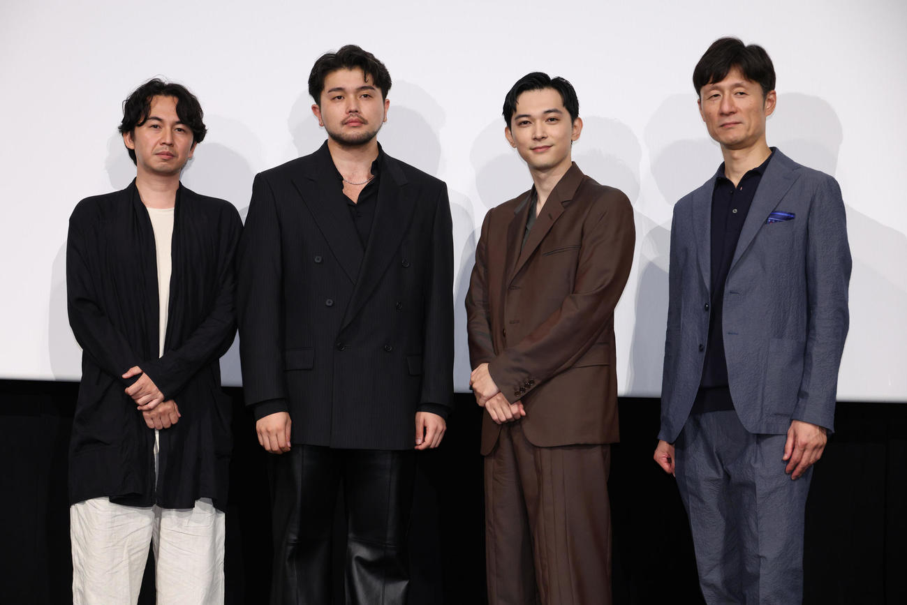 映画「国宝」舞台あいさつを行う、左から原摩利彦氏、King Gnuの井口理、吉沢亮、李相日監督（撮影・中島郁夫）