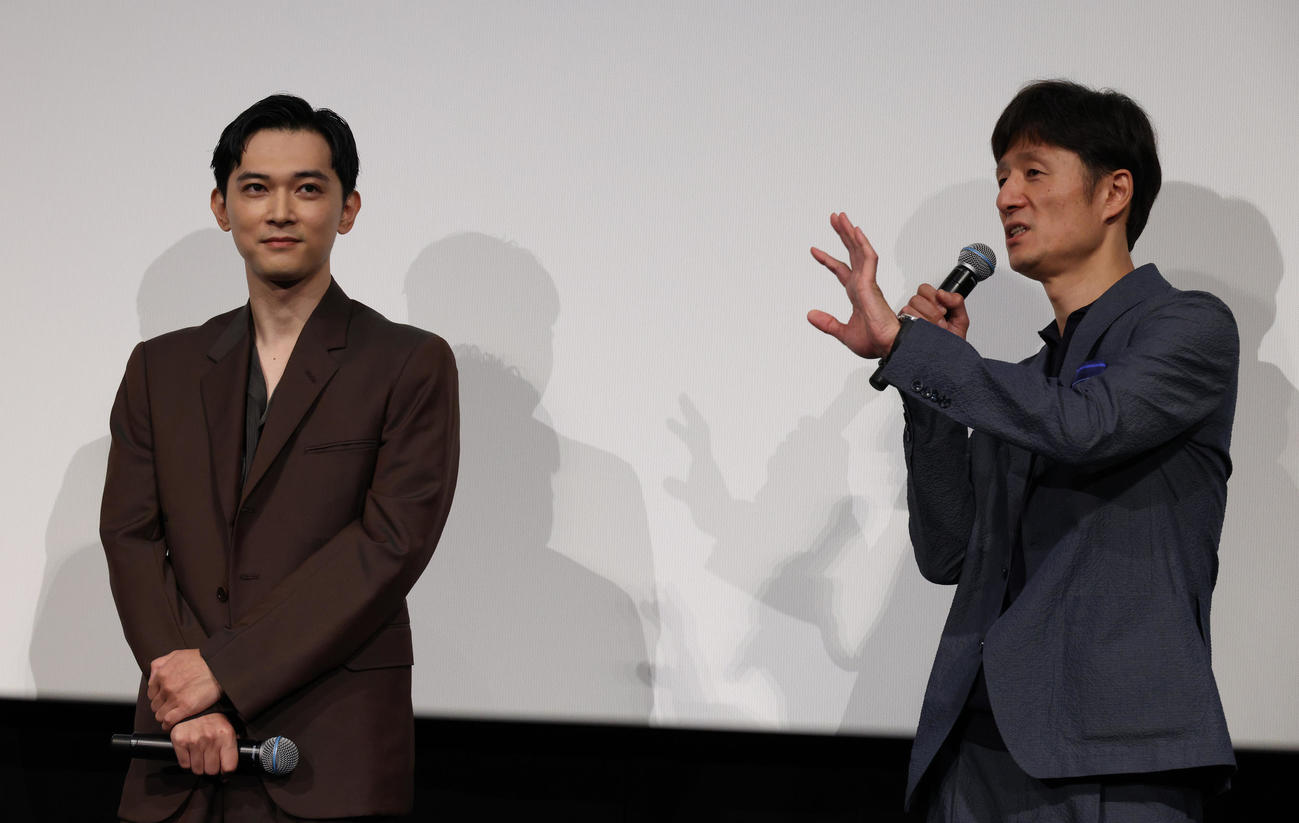映画「国宝」舞台あいさつを行う吉沢亮（左）と李相日監督（撮影・中島郁夫）