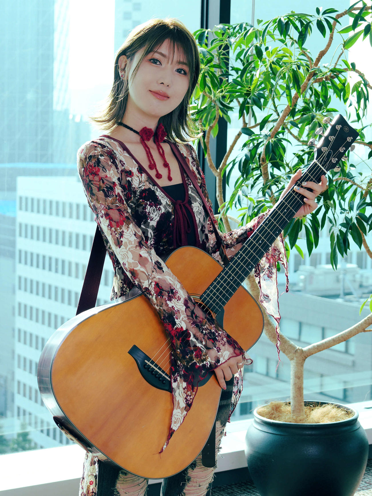 笑顔でポーズをするシンガー・ソングライターおかゆ（撮影・小島史椰）