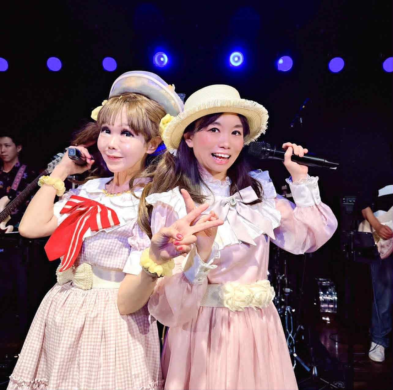 熱唱するミリオンキッスの恵中瞳（左）とカンパーニュ楓
