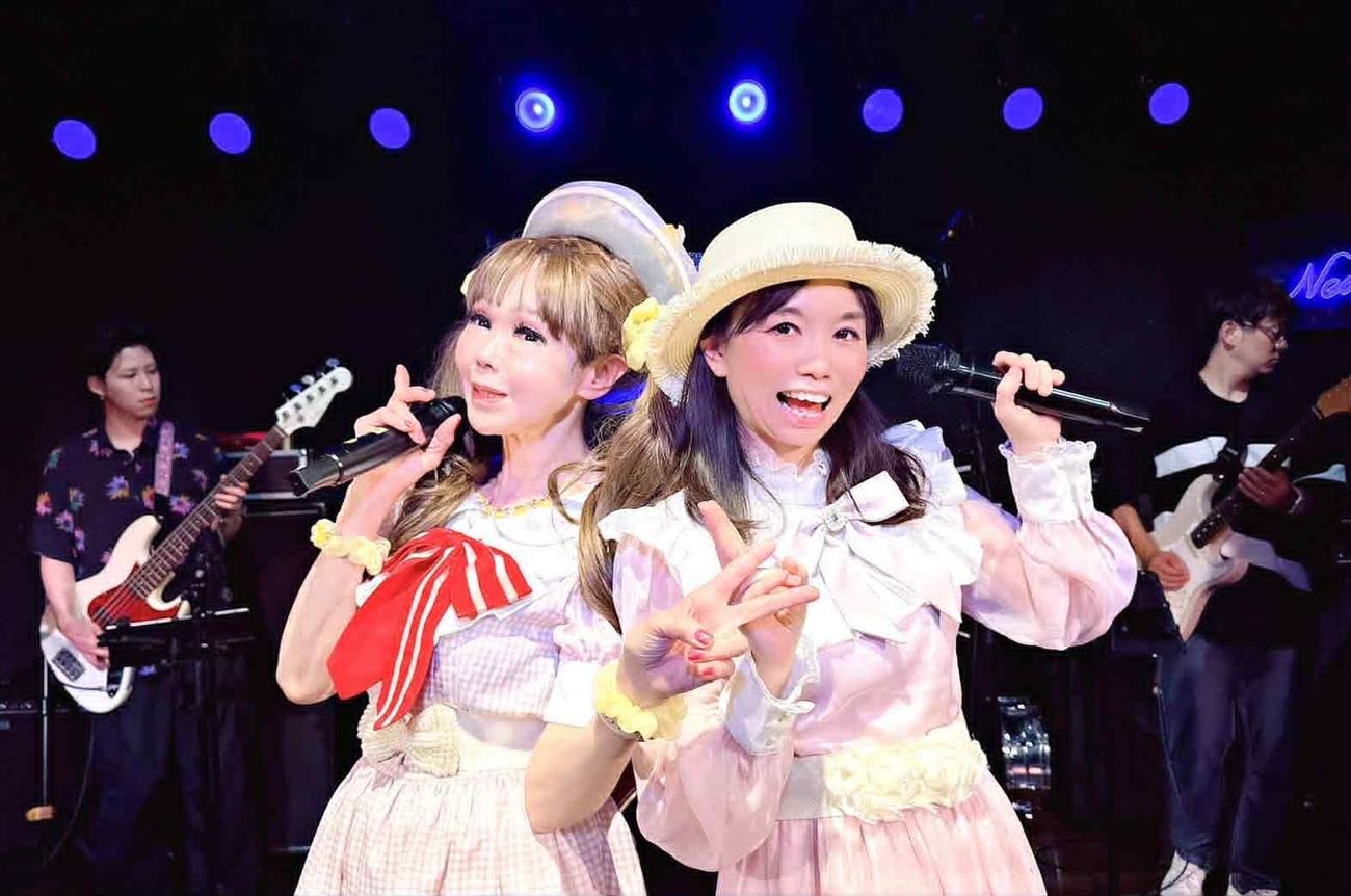 熱唱するミリオンキッスの恵中瞳（左）とカンパーニュ楓