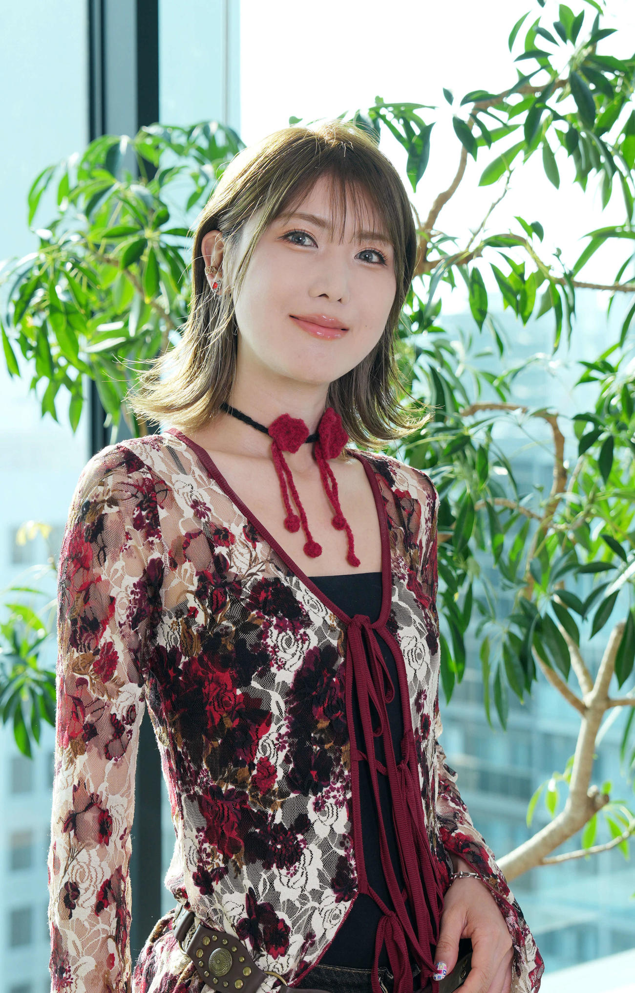 笑顔でポーズをするシンガー・ソングライターおかゆ（撮影・小島史椰）