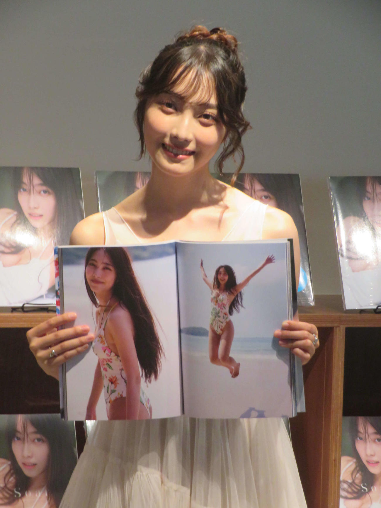 お気に入り写真（左ページ）を披露する福田ルミカ（撮影・川田和博）
