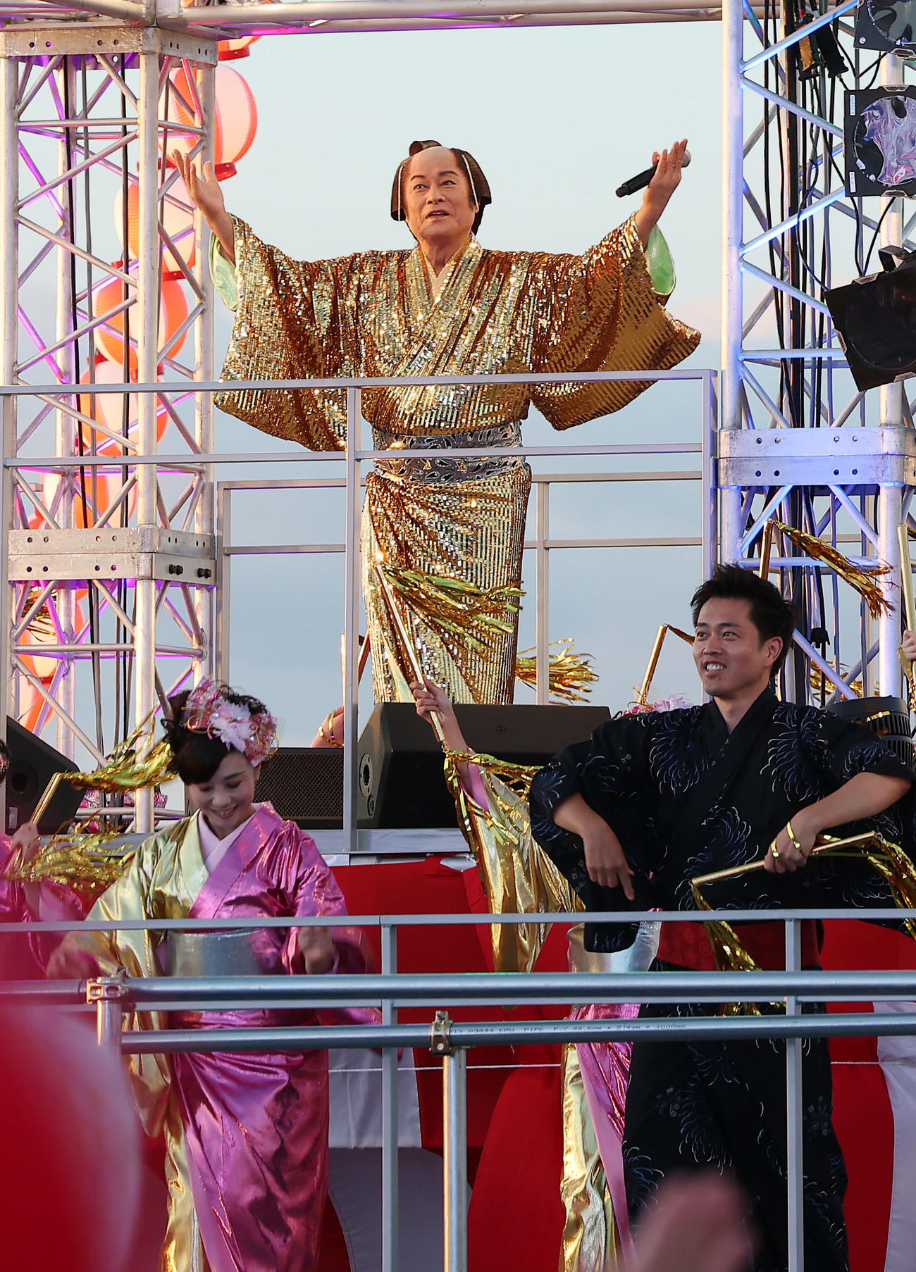 25日　「大阪ウィーク～夏～」のオープニングイベントで「マツケンサンバ2」を歌う松平健。手前右は吉村大阪府知事
