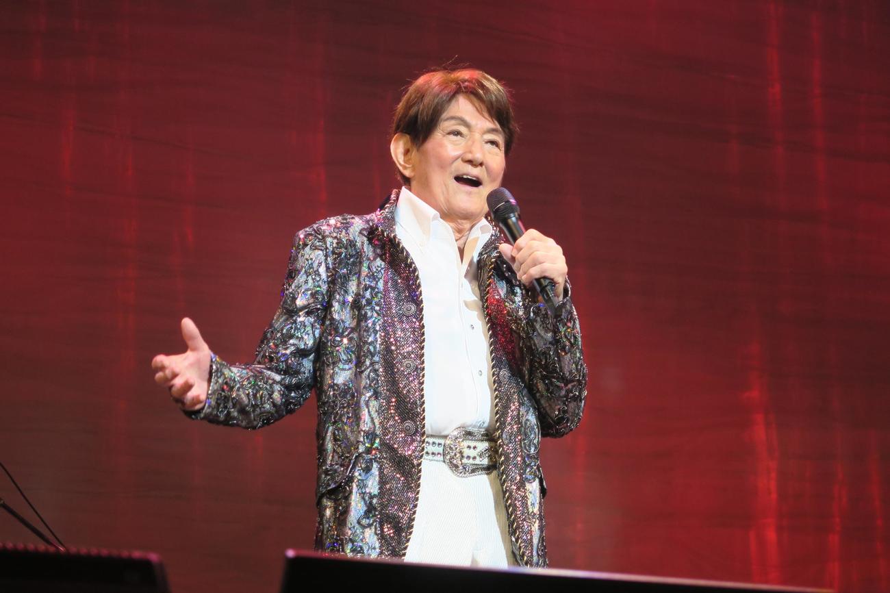 7月20日、デビュー65周年記念コンサートで熱唱するささきいさお（提供写真）