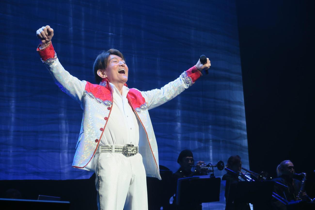 7月20日、デビュー65周年記念コンサートで声援に応えるささきいさお（提供写真）