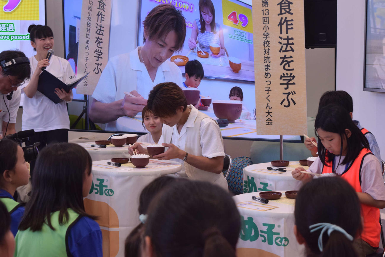 「昆布と豆で地球を救う」イベントで小学生と豆つかみゲームを競う杉浦太陽（撮影・阪口孝志）