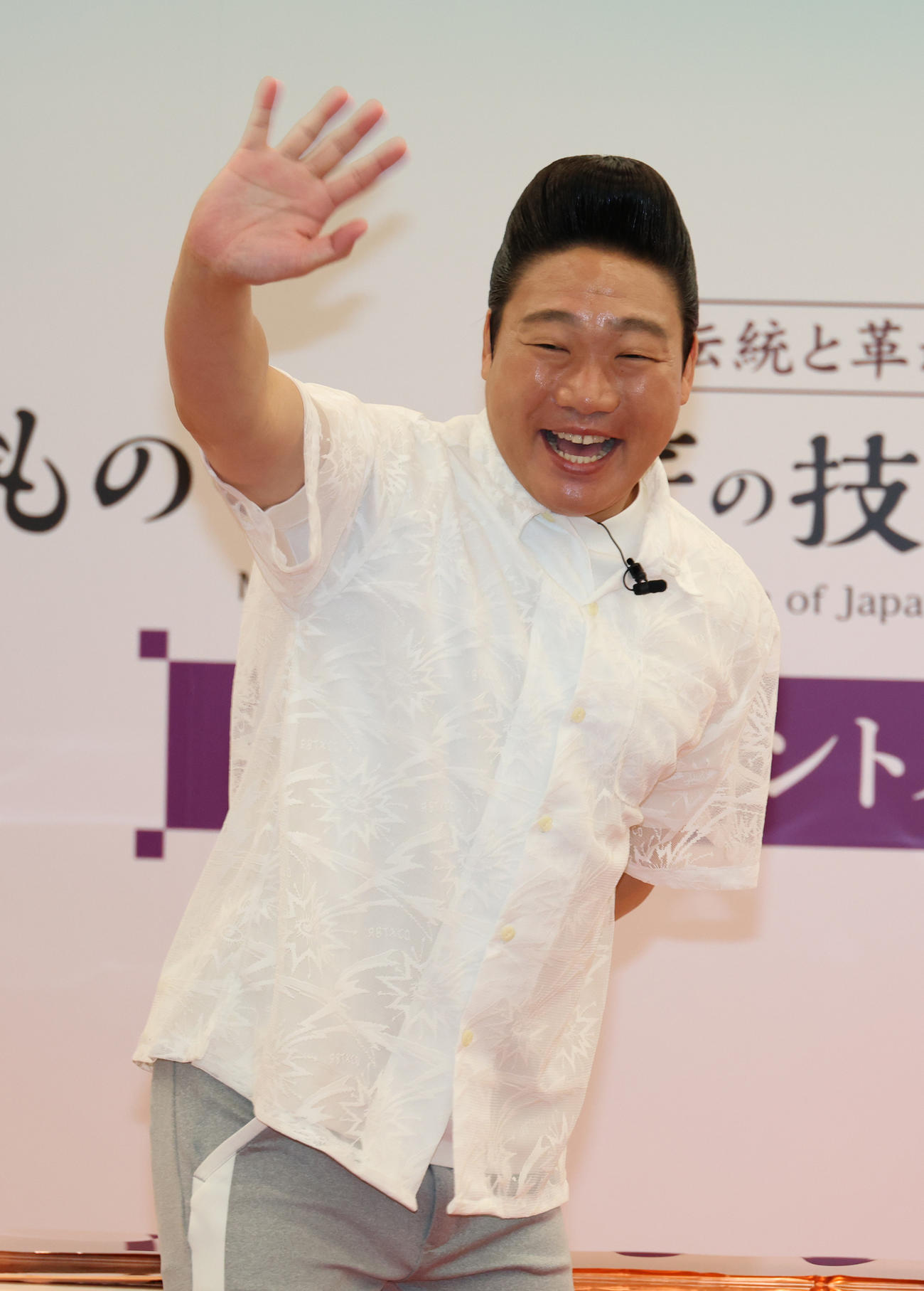 都内イベントで板金での屋根作りに挑戦したみやぞん（撮影・中島郁夫）