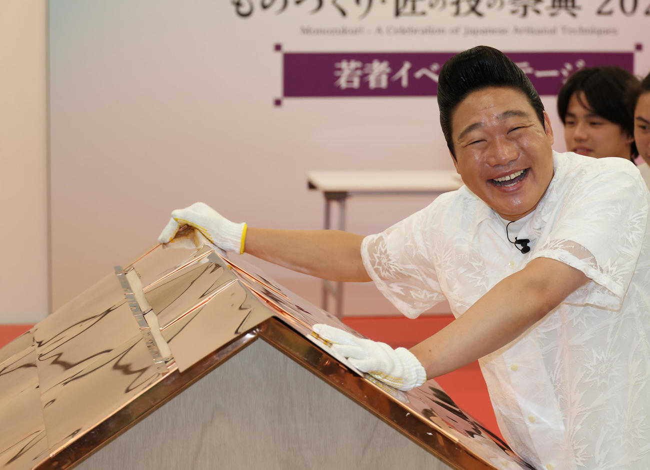 都内イベントで板金での屋根作りに挑戦したみやぞん（撮影・中島郁夫）