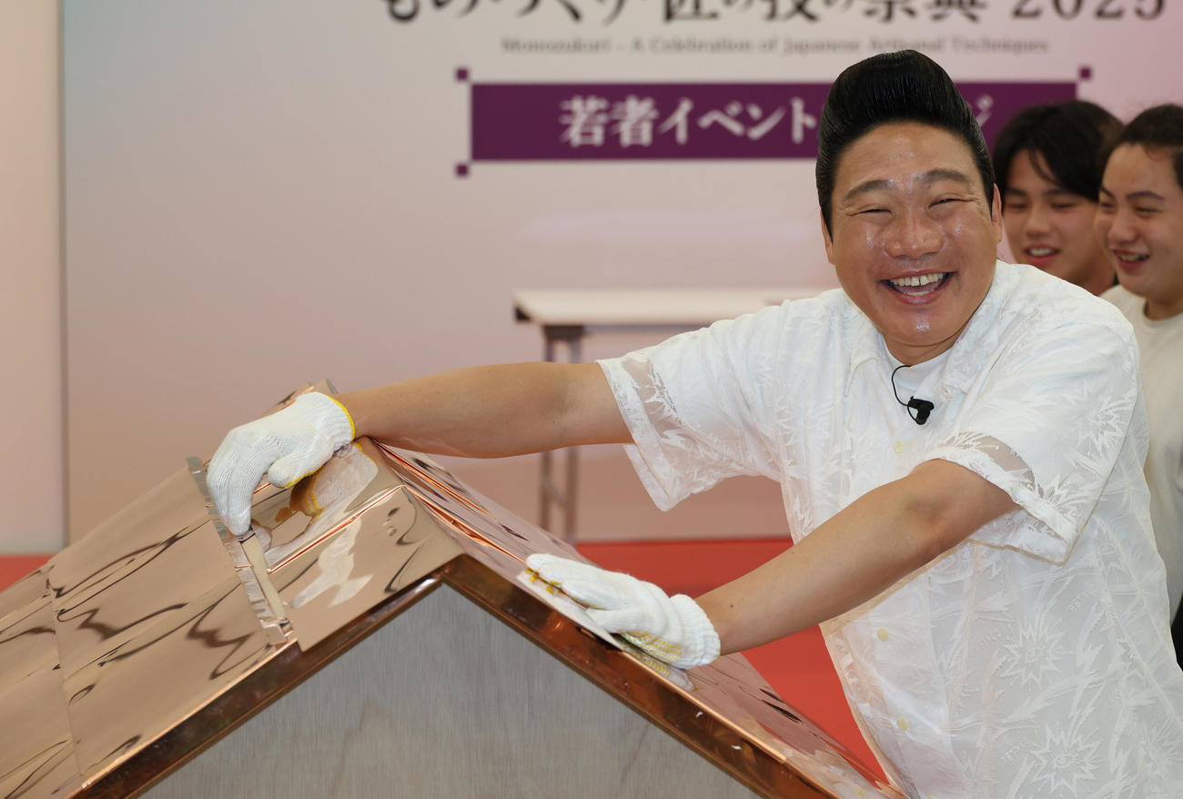都内イベントで板金での屋根作りに挑戦したみやぞん（撮影・中島郁夫）
