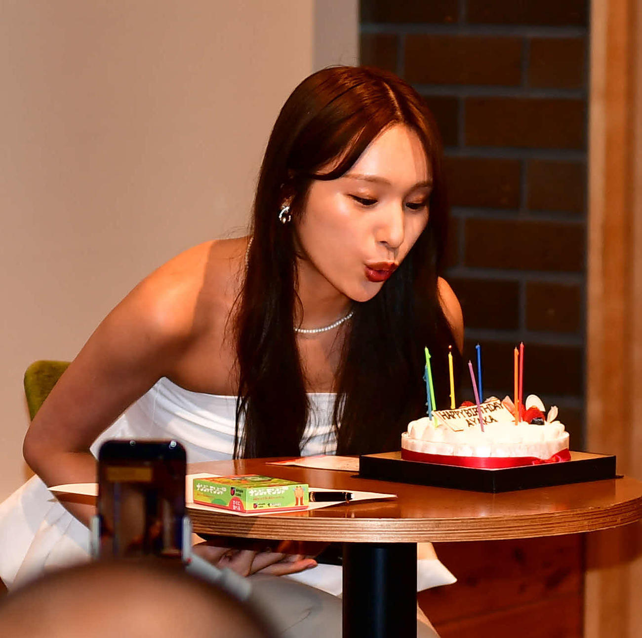 バースデーファンイベントでろうそくの火を消す元AKB48左伴彩佳