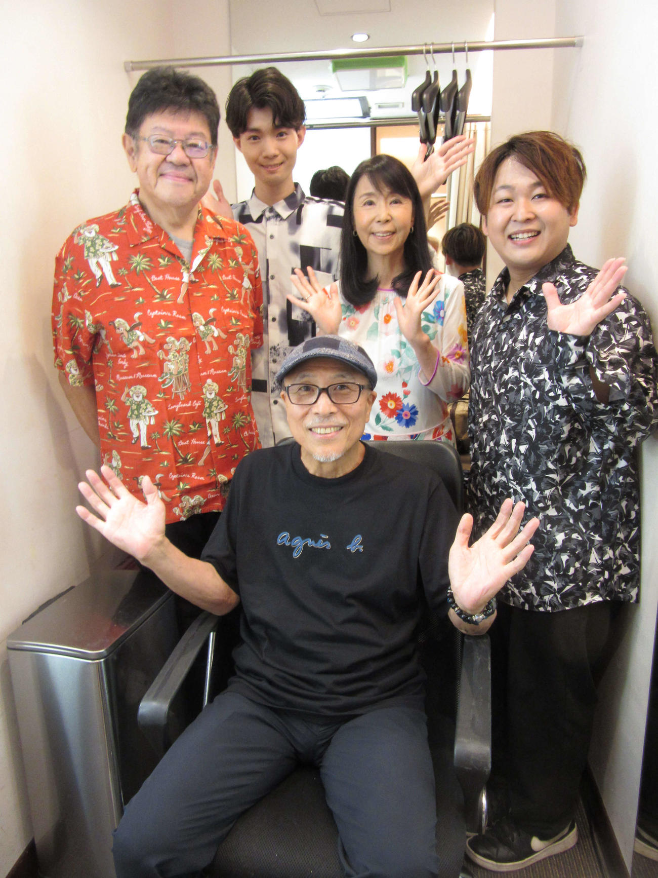 大谷めいゆうと仲間たち。後列左から編曲家・伊戸のりお、歌手・亜蘭、作詞家・円香乃、歌手・加藤大知