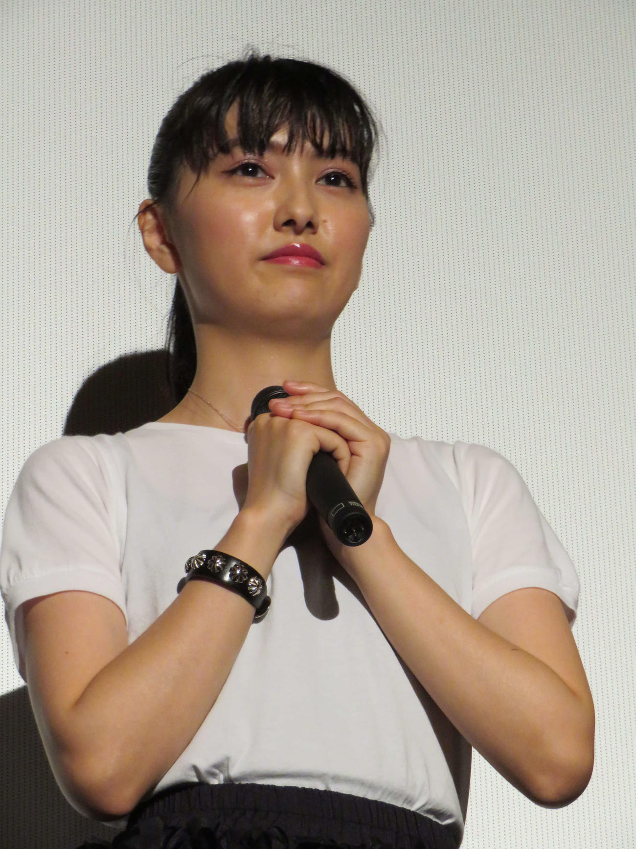 映画「架空書影。」初日舞台あいさつで涙ぐむ峰平朔良（撮影・村上幸将）