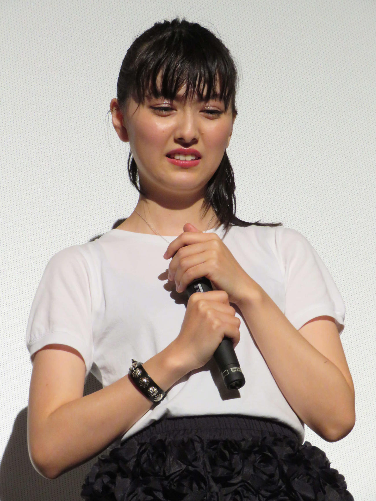 映画「架空書影。」初日舞台あいさつで涙ぐむ峰平朔良（撮影・村上幸将）