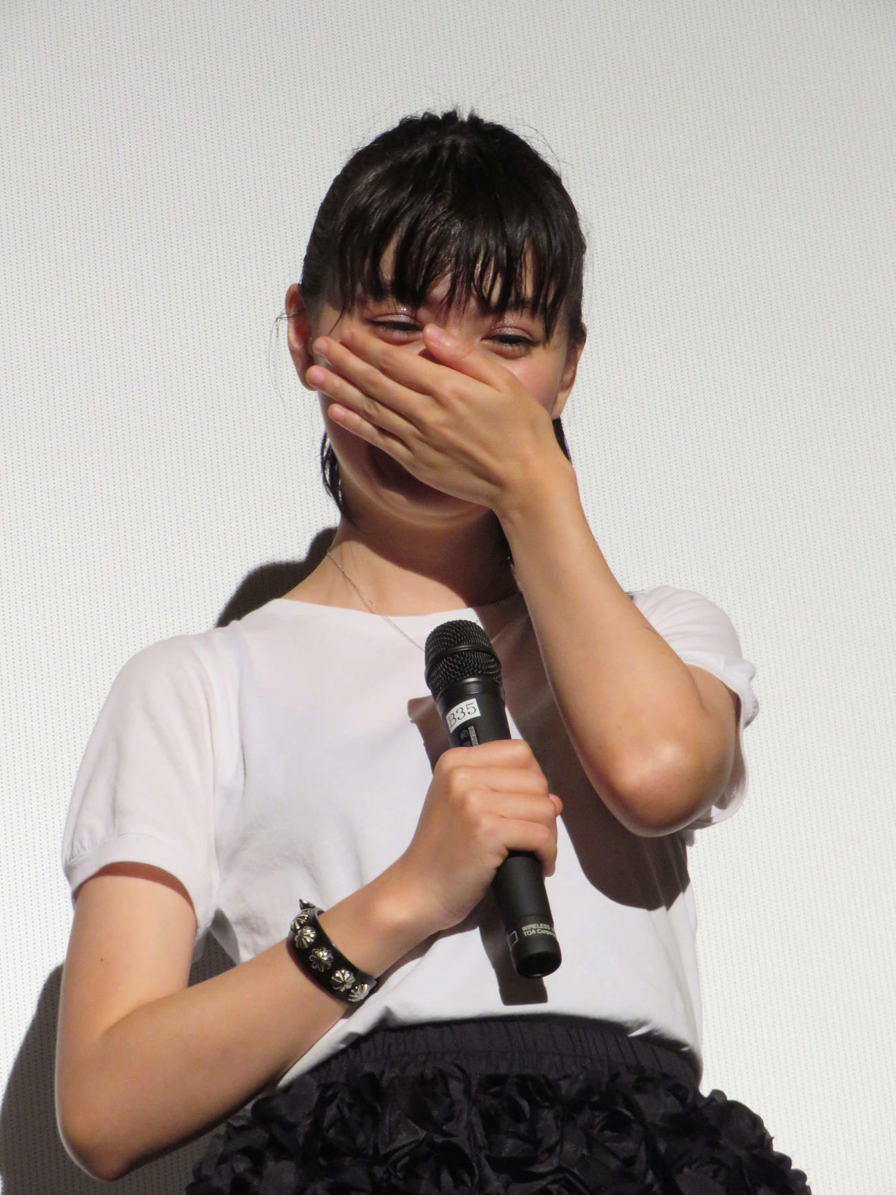 映画「架空書影。」初日舞台あいさつで涙ぐむ峰平朔良（撮影・村上幸将）
