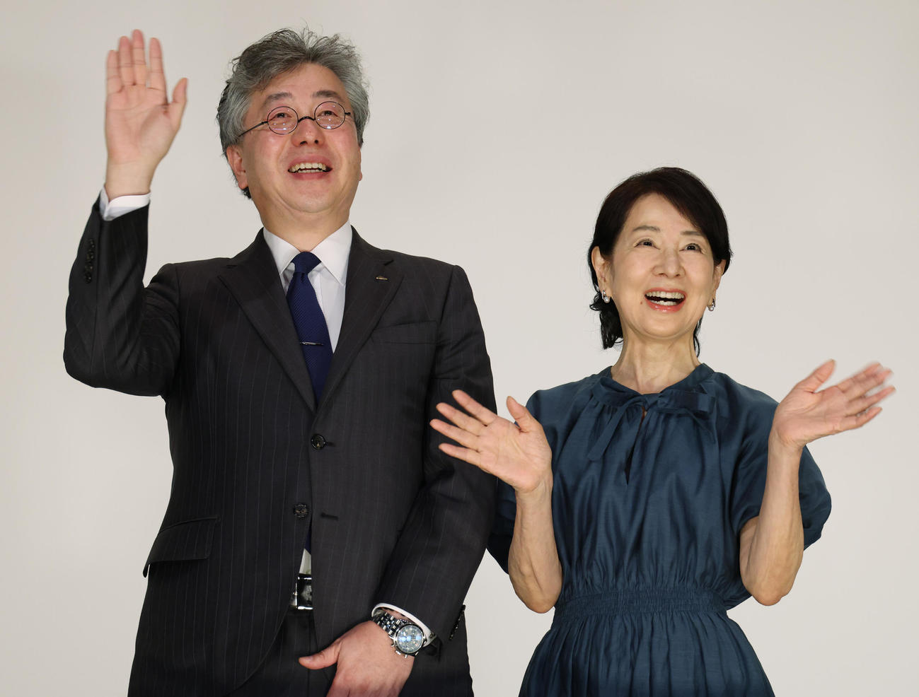 「さよなら丸の内TOEI“さよなら”そして“ありがとう”65年の歴史に幕！！」と題して最後のあいさつを行った東映吉村文雄社長（左）と吉永小百合（撮影・中島郁夫）