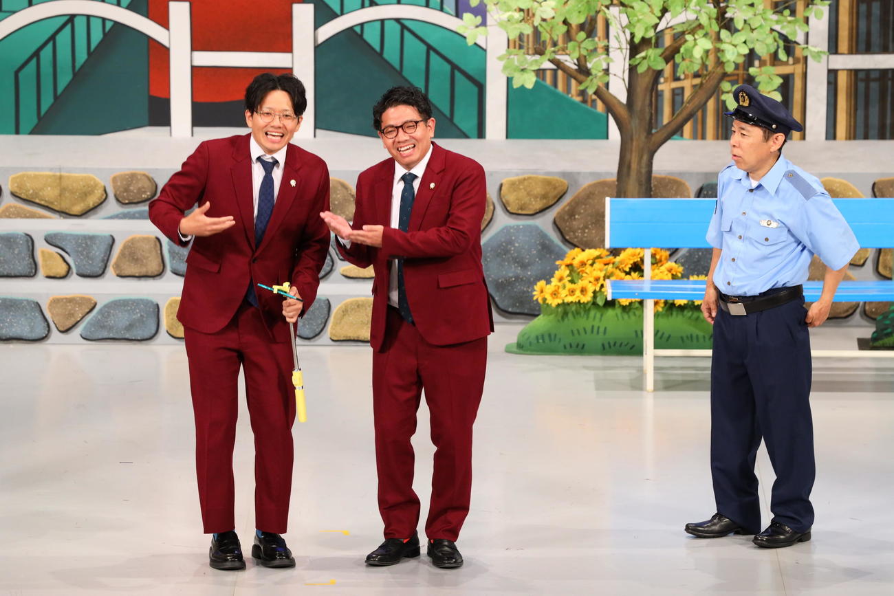 「ナインティナイン岡村隆史の花の駐在さん　第2回東京公演」千秋楽。左からミキ亜生、昴生、岡村隆史