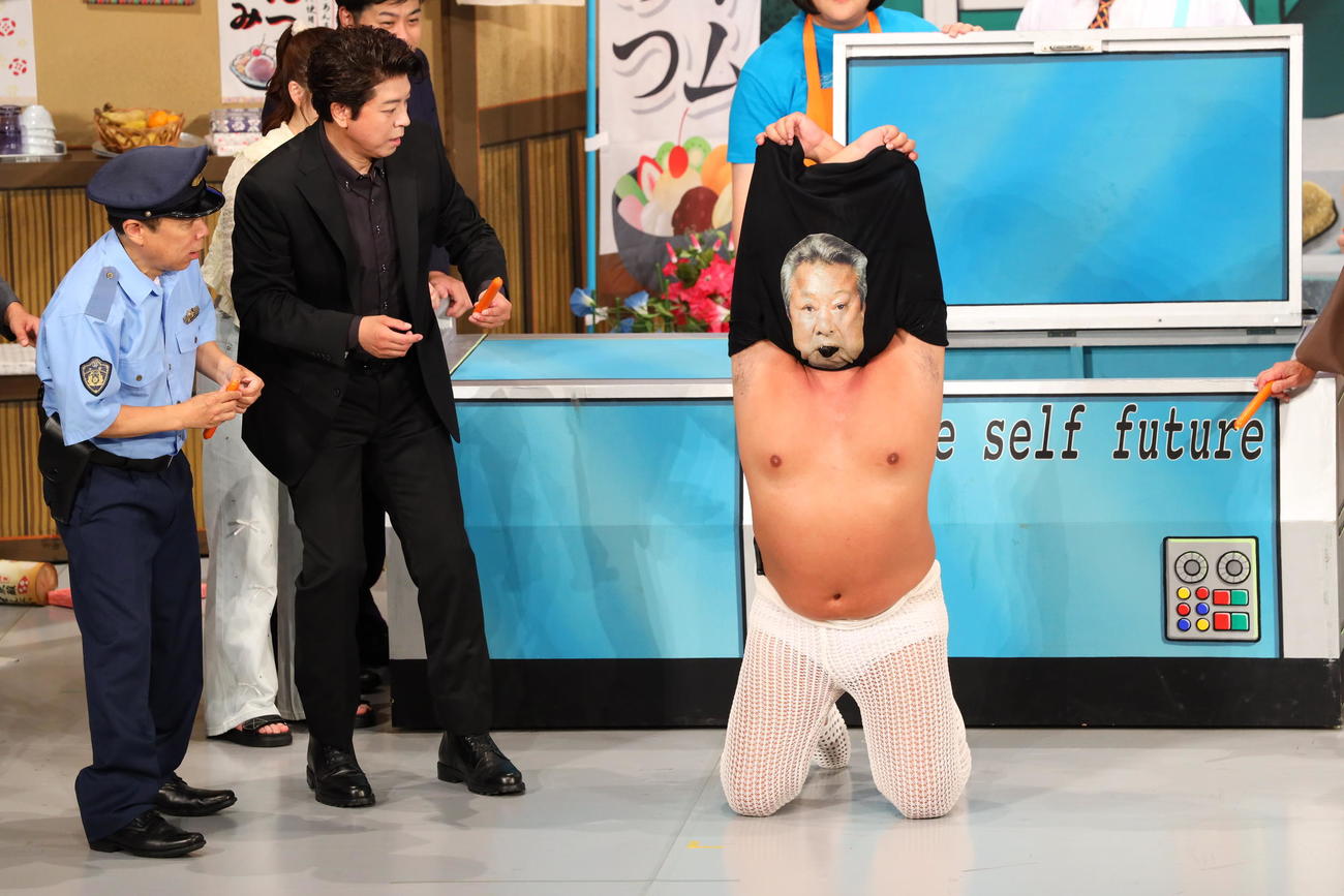 「ナインティナイン岡村隆史の花の駐在さん　第2回東京公演」千秋楽。左から岡村隆史、上川隆也、梅宮辰夫さんのエンタを披露するロバート秋山竜次