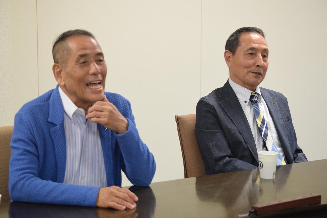 ザ・ぼんちのぼんちおさむ（左）と里見まさと