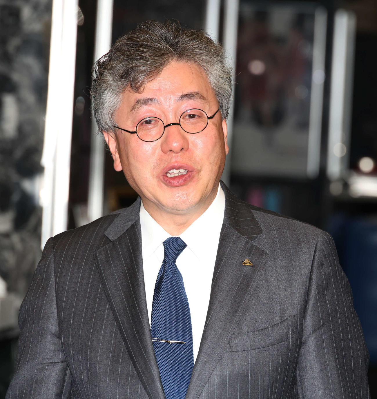 閉館に際し集まったファンにお礼のあいさつをする東映吉村文雄社長（撮影・中島郁夫）