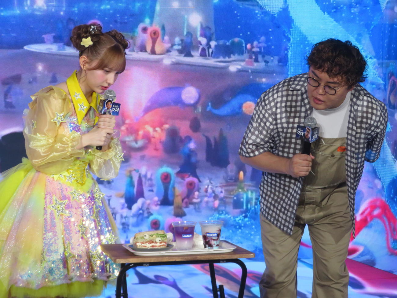 カフェメニューをのぞき込むFRUITS ZIPPER早瀬ノエル（左）とマユリカ中谷（撮影・川田和博）
