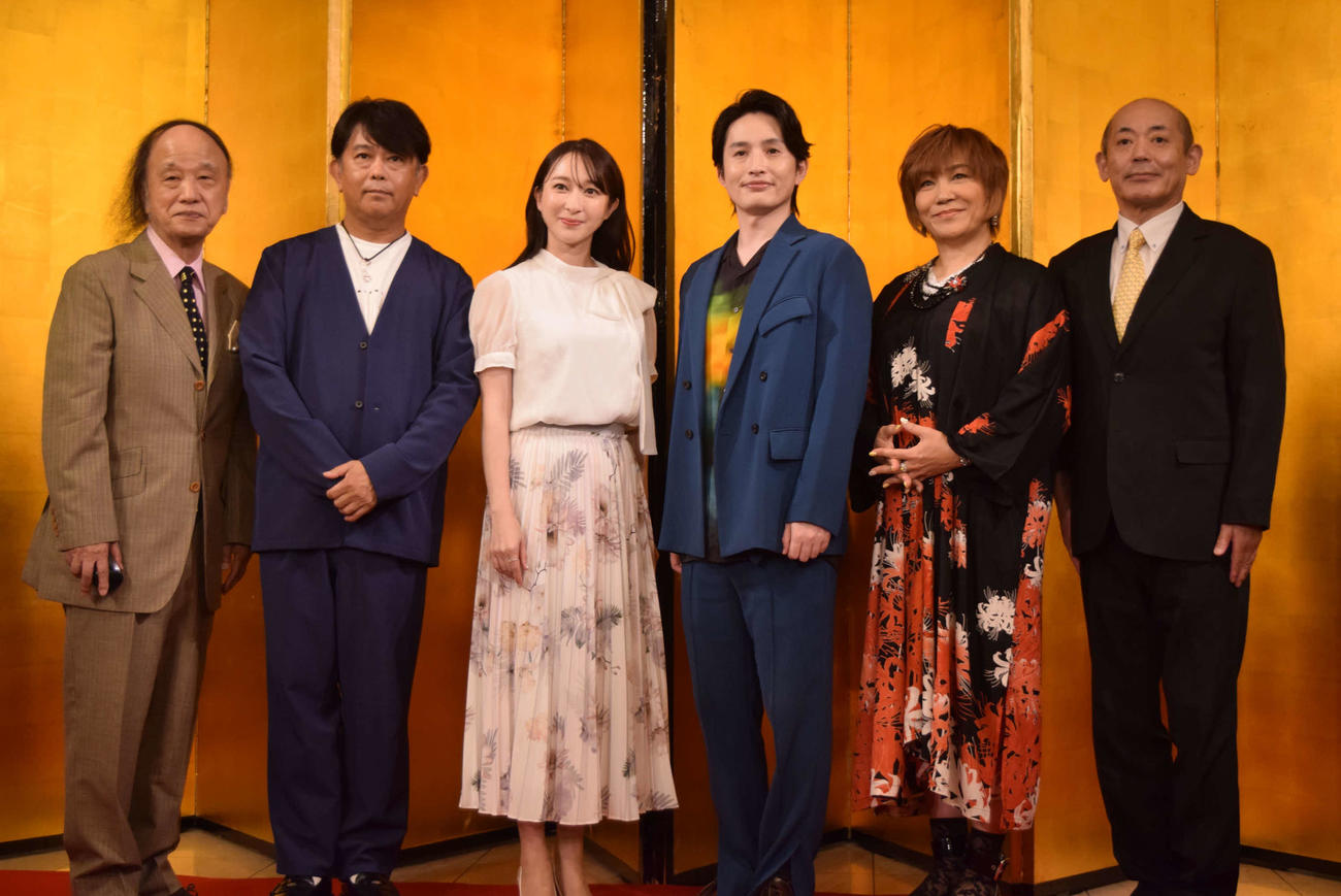 「大阪は踊る！」の取材会に出席した、左から）海原はるか、前田耕陽、有沙瞳、浜中文一、松本梨香、曽我廼家寛太郎（撮影・阪口孝志）