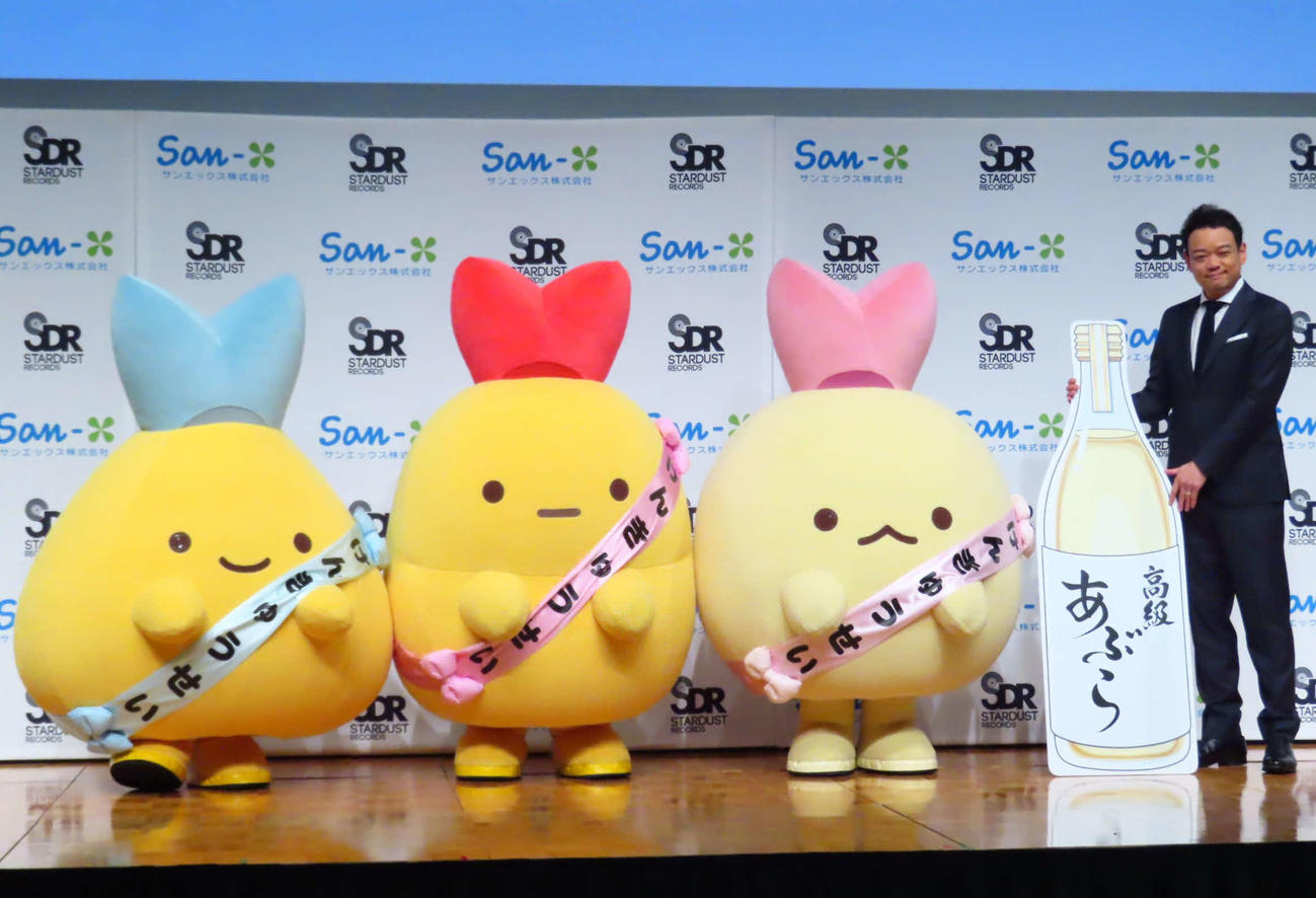 株式会社SDR（スターダストレコード）「しっぽず」所属記者発表会に出席した、左からあじふらいのしっぽ、えびふらいのしっぽ、えびてんのしっぽ、宮下昌也副社長