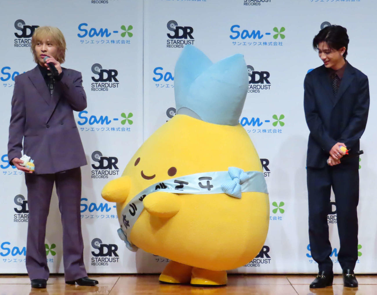 株式会社SDR（スターダストレコード）「しっぽず」所属記者発表会に出席した、左からM！LK吉田仁人、あじふらいのしっぽ、SUPER★DRAGON田中洸希