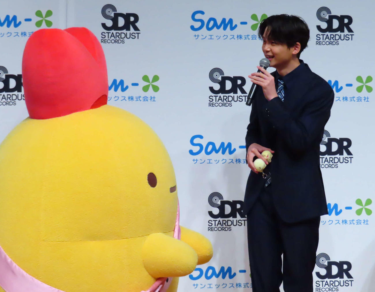株式会社SDR（スターダストレコード）「しっぽず」所属記者発表会に出席したえびふらいのしっぽ（左）とONE N’　ONLY・REI