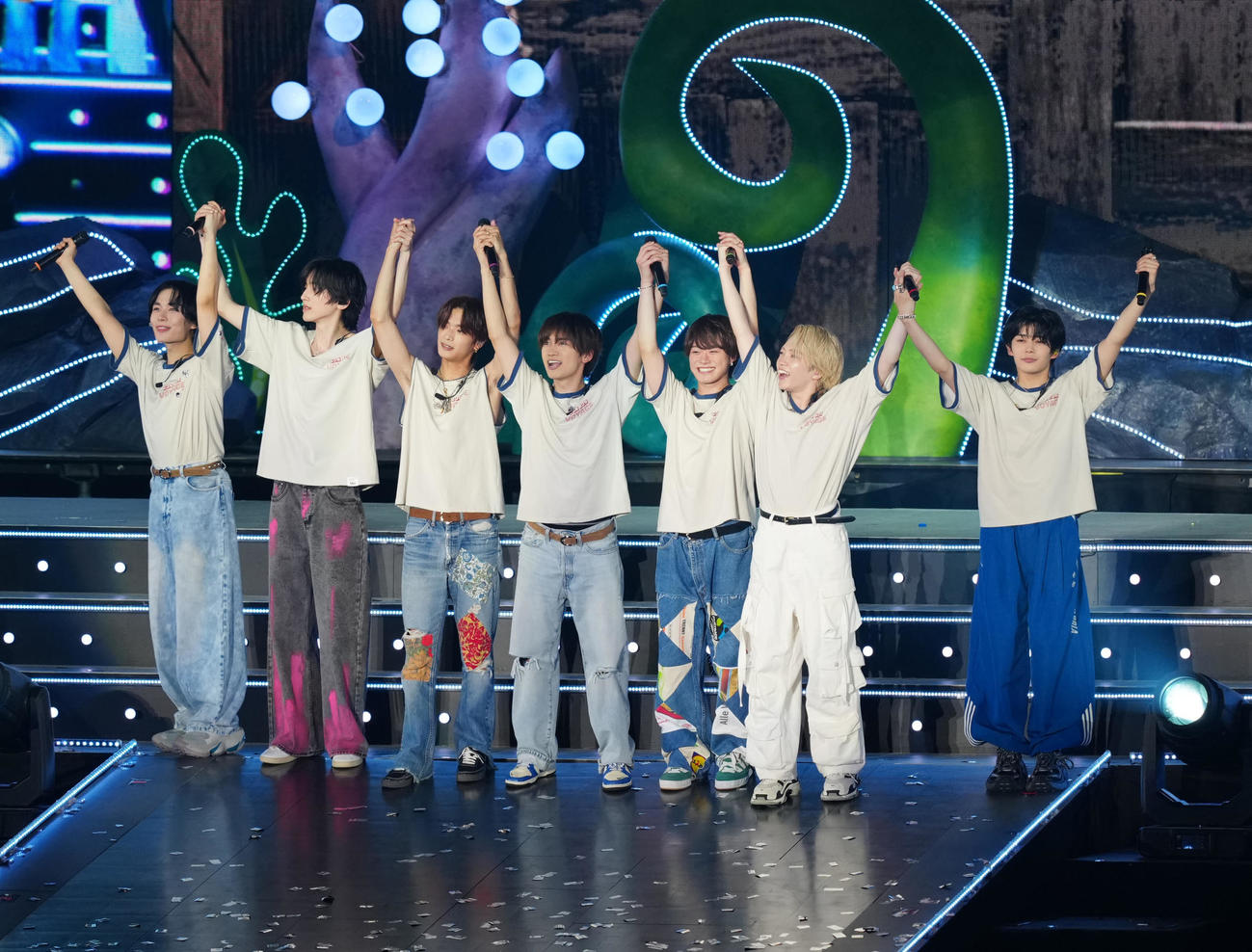 ライブを終え、あいさつする、なにわ男子のメンバー。左から大西流星、道枝駿佑、高橋恭平、藤原丈一郎、大橋和也、西畑大吾、長尾謙杜（撮影・江口和貴）