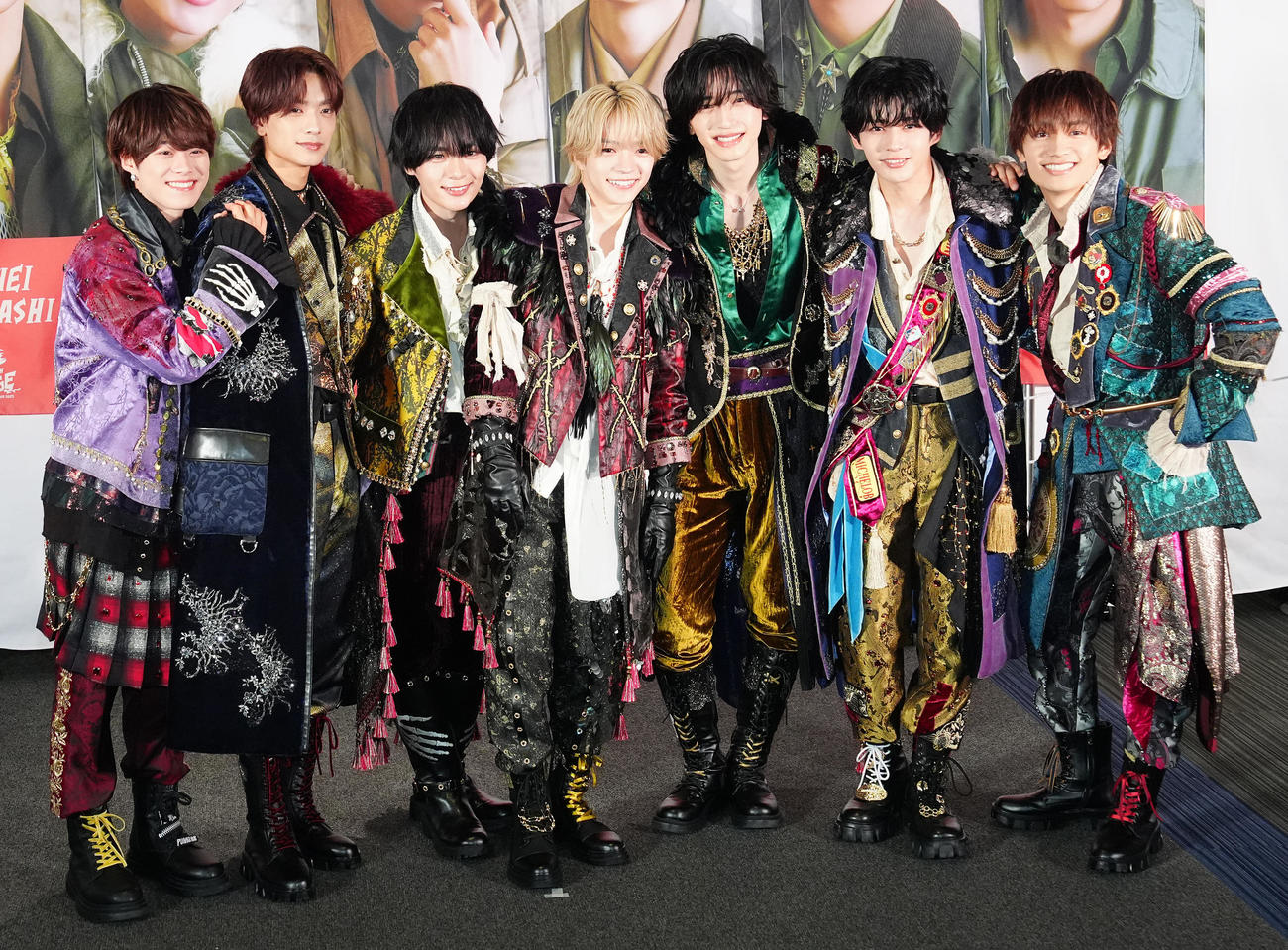 フォトセッションに臨む、なにわ男子のメンバー。左から大橋和也、高橋恭平、大西流星、西畑大吾、道枝駿佑、長尾謙杜、藤原丈一郎（撮影・江口和貴）