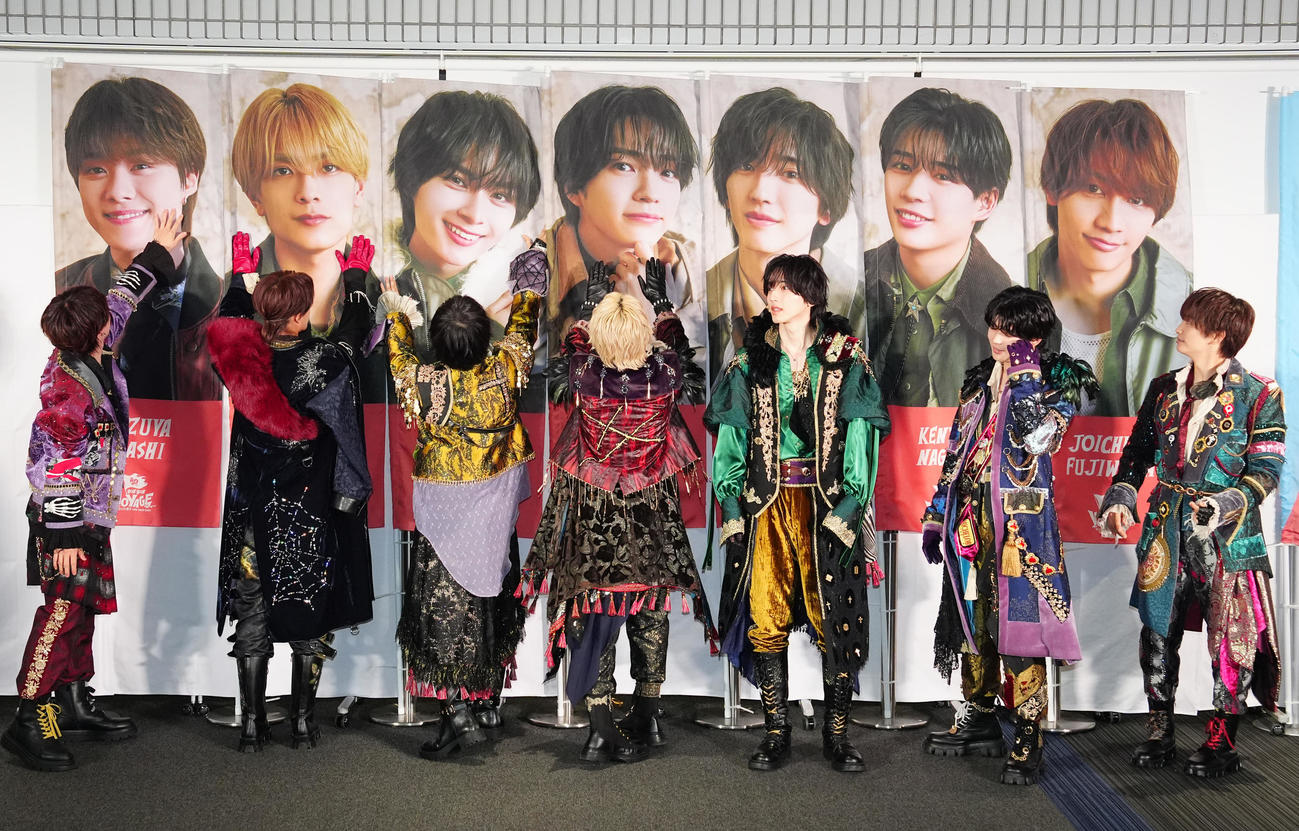 顔写真入りタペストリーのシワを伸ばす、なにわ男子のメンバー。左から大橋和也、高橋恭平、大西流星、西畑大吾、道枝駿佑、長尾謙杜、藤原丈一郎（撮影・江口和貴）