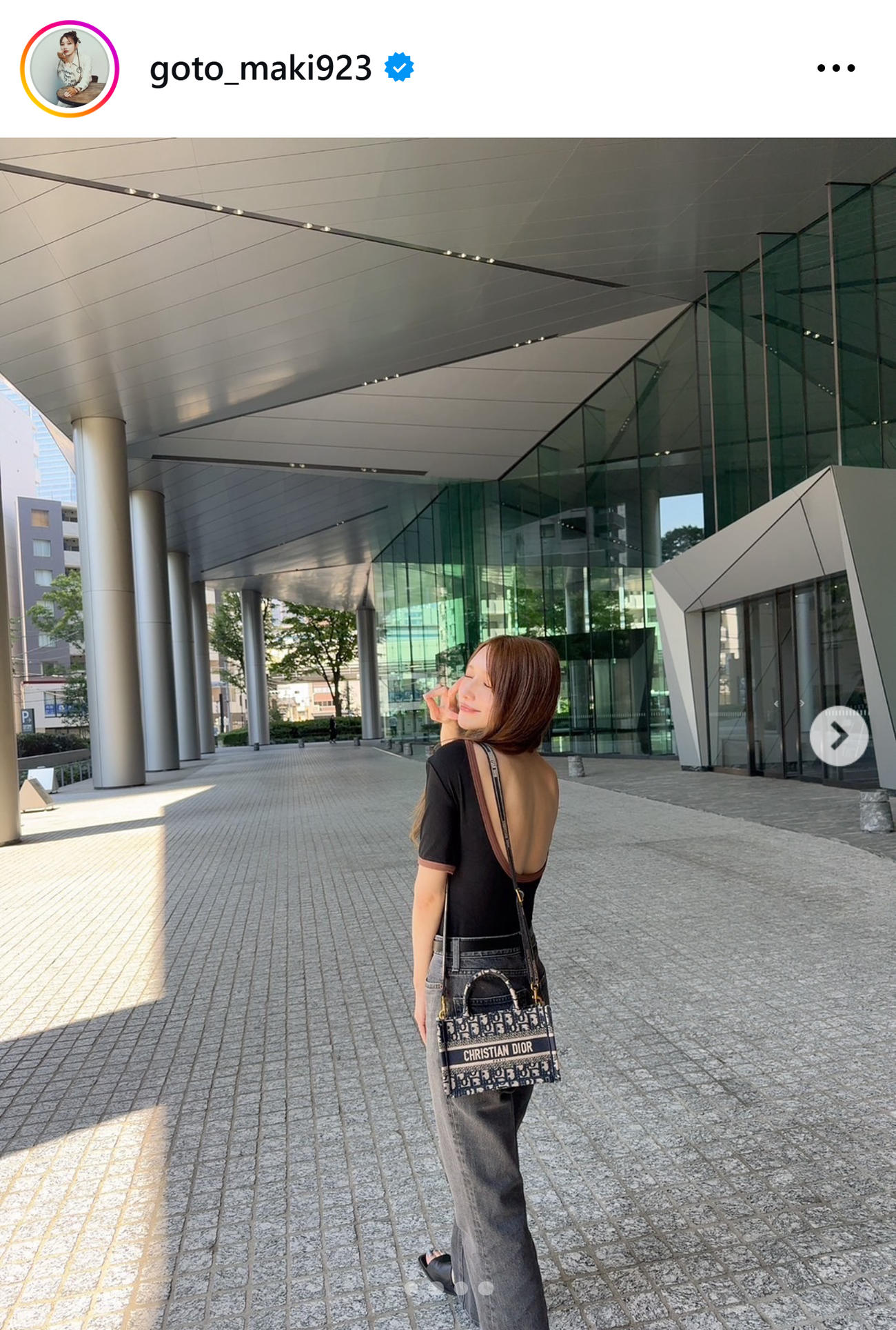 背中の大きく開いた黒いトップス姿の後藤真希（後藤真希のインスタグラムから）
