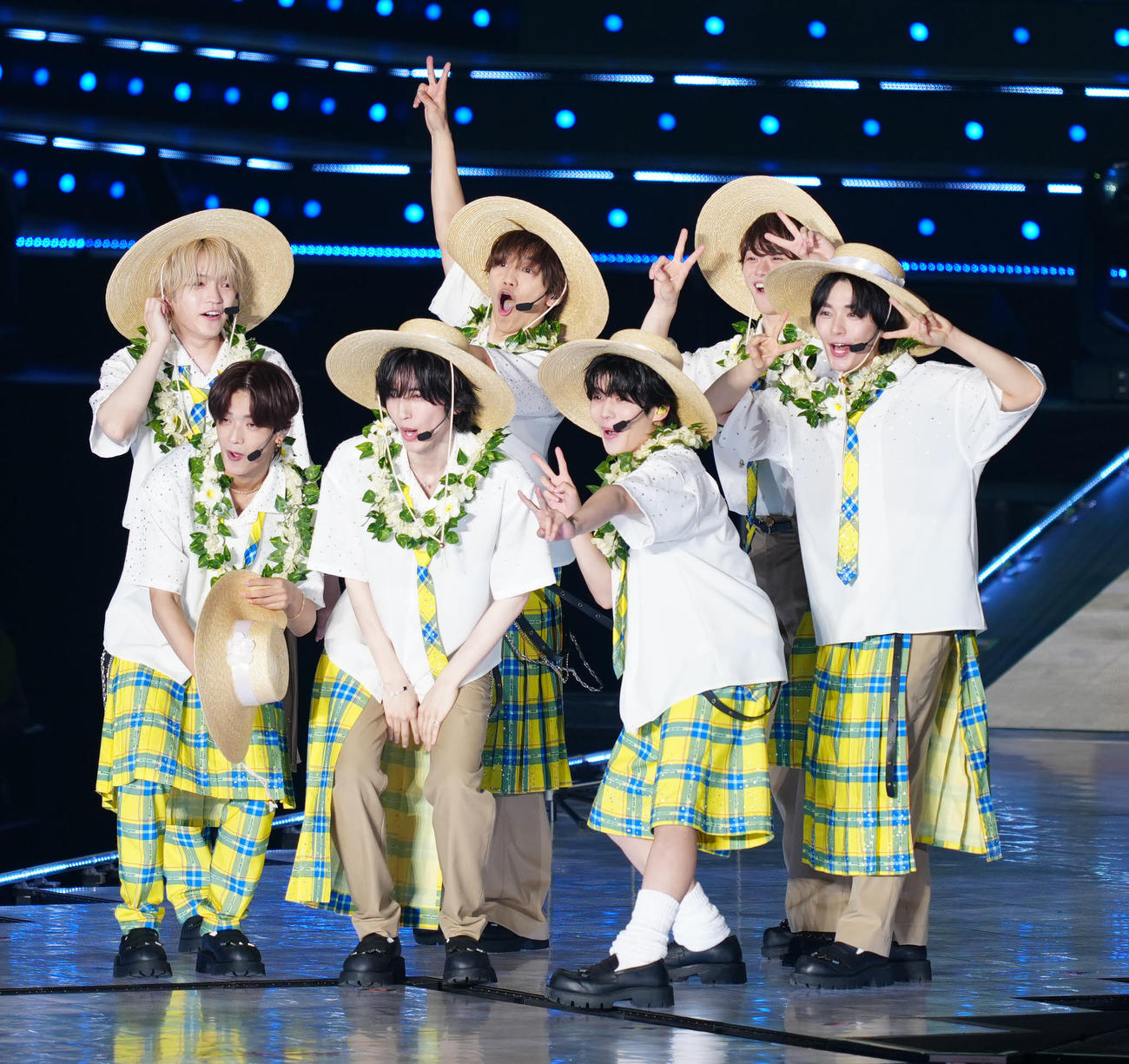 ライブでパフォーマンスする、なにわ男子（撮影・江口和貴）