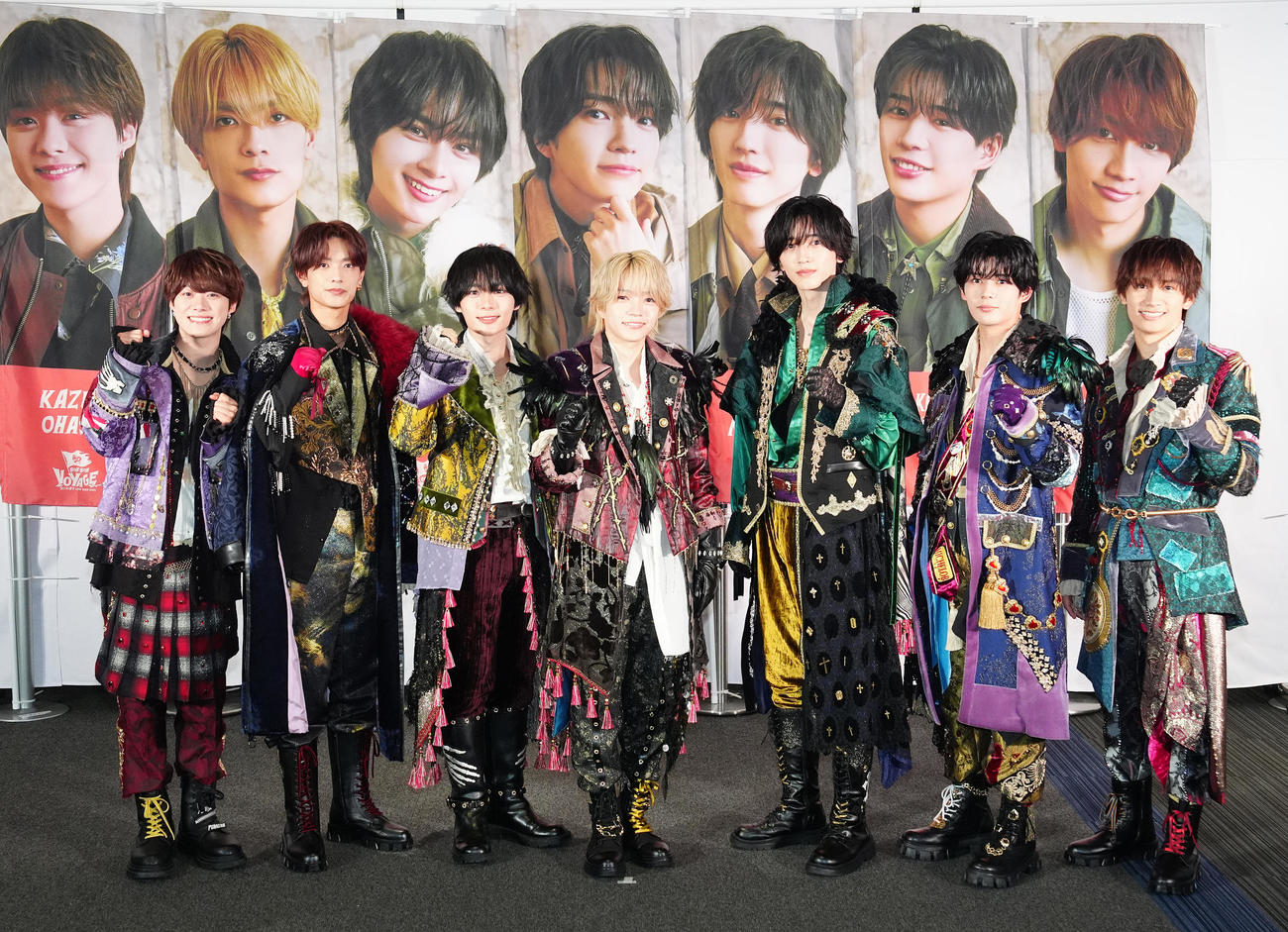 フォトセッションに臨む、なにわ男子のメンバー。左から大橋和也、高橋恭平、大西流星、西畑大吾、道枝駿佑、長尾謙杜、藤原丈一郎（撮影・江口和貴）