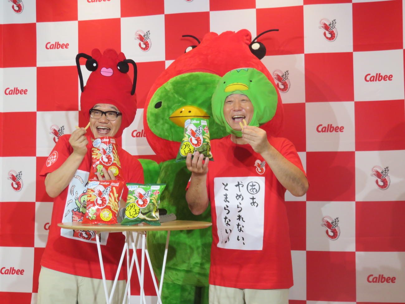 カルビーかっぱえびせん「やめとまかるた最優秀作品決定＆のりしお味発売」発表会見に出席した、ずんの飯尾和樹（左）とやす。中央後方はキャラクターのかっぱえびくん