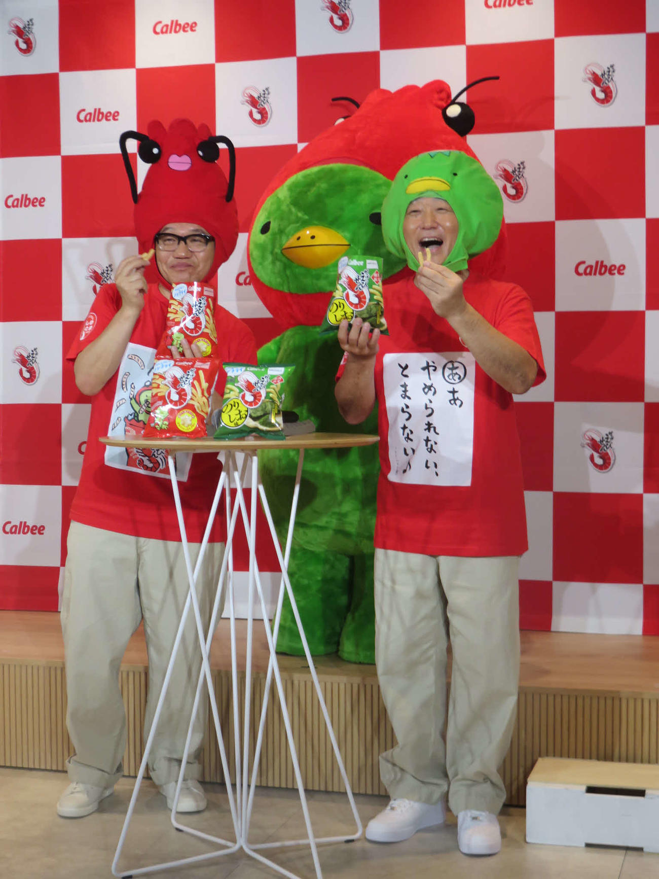 カルビーかっぱえびせん「やめとまかるた最優秀作品決定＆のりしお味発売」発表会見に出席した、ずんの飯尾和樹（左）とやす。中央後方はキャラクターのかっぱえびくん