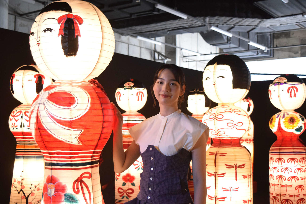 「のん　Ribbon展　怪しくて、可愛いもの。－群れる－」の先行内覧会に出席したのん（撮影・阪口孝志）