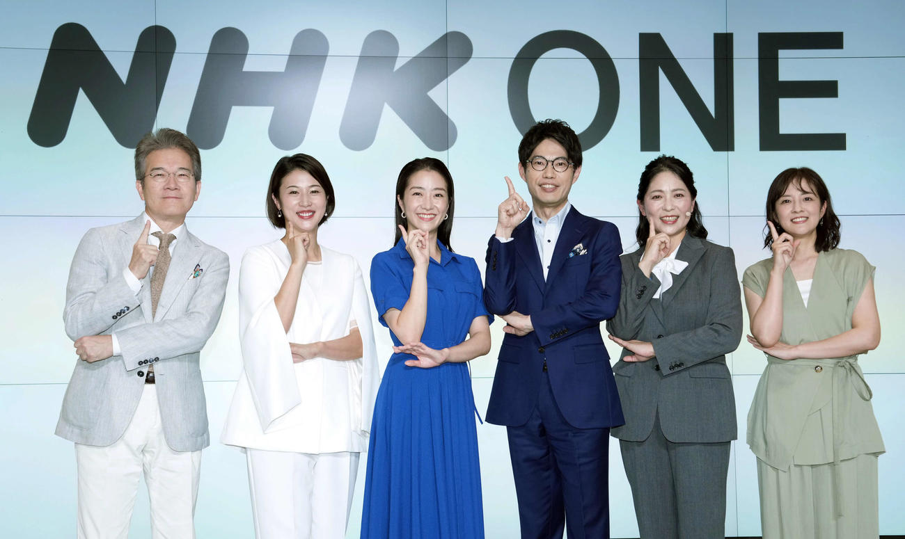 「NHK ONE」のサービス発表会見で記念撮影に納まる、左から有馬嘉男キャスター、森花子アナ、副島萌生アナ、糸井羊司アナ、黒崎めぐみ理事、鈴木奈緒子アナ（撮影・たえ見朱実）