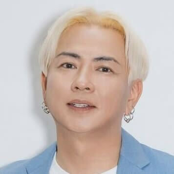 フォークデュオ「19（ジューク）」のけんじ（けんじのインスタグラムから）
