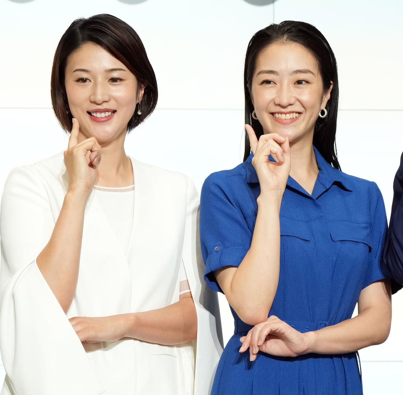 「NHK ONE」のサービス発表会見でポーズを取る森花子アナ（左）と副島萌生アナ（撮影・たえ見朱実）