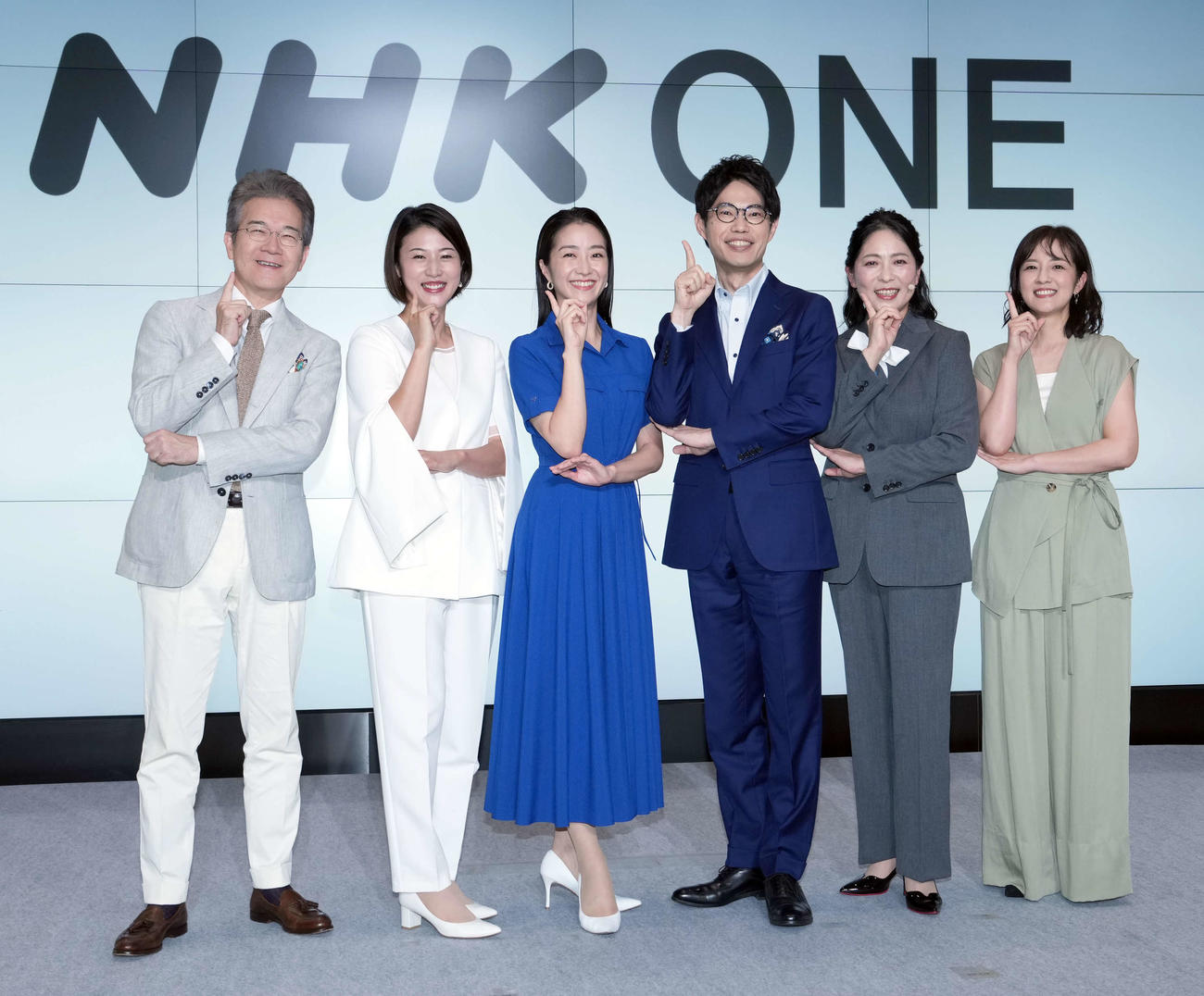 「NHK ONE」のサービス発表会見で記念撮影に納まる、左から有馬嘉男キャスター、森花子アナ、副島萌生アナ、糸井羊司アナ、黒崎めぐみ理事、鈴木奈緒子アナ（撮影・たえ見朱実）