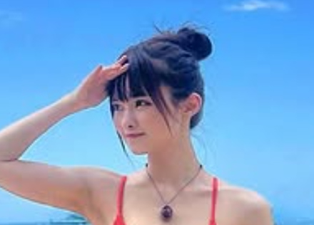 海辺での水着ショットを公開した藤咲凪（藤咲凪のインスタグラムから）