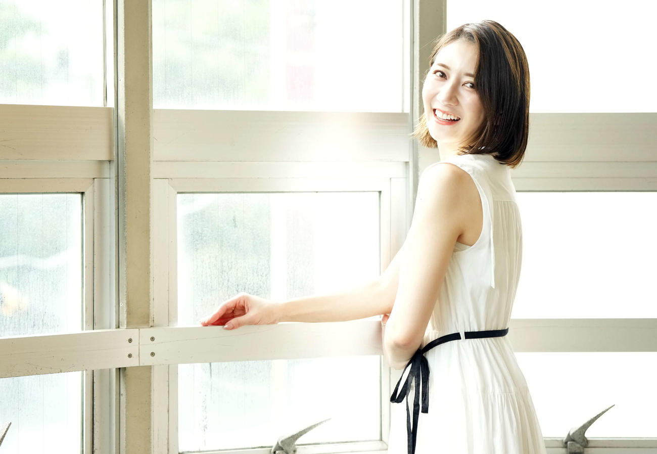 メンタル心理カウンセラーとポジティブ心理学実践インストラクターの資格を持ち、タレントとしても活躍する坂本麻子（撮影・たえ見朱実）